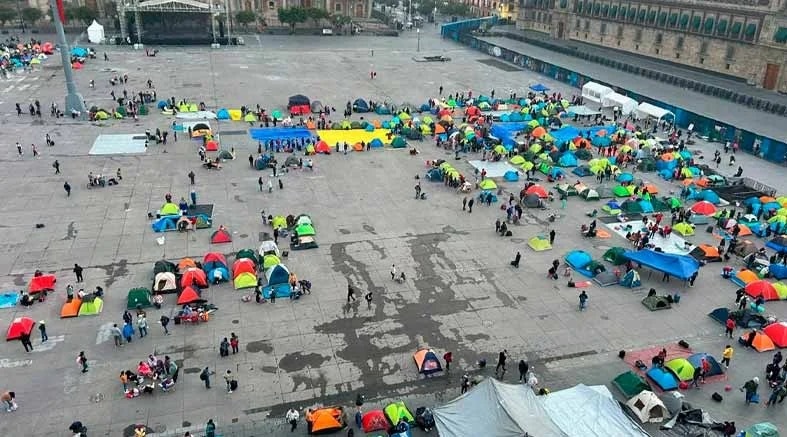 Diezmada, la CNTE se instala en plantón en el Zócalo Diezmada, la CNTE se instala en plantón en el Zócalo