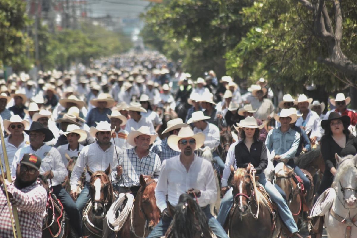 Cabalgata reúne a 3 mil jinetes y caballos Cabalgata reúne a 3 mil jinetes y caballos