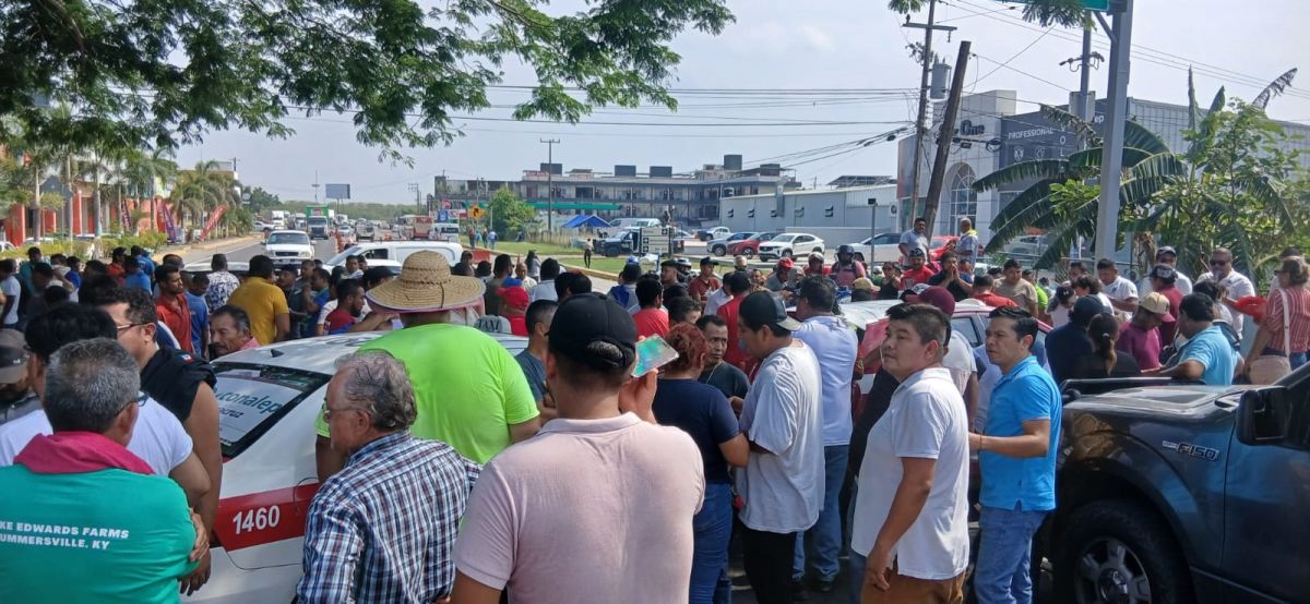 Bloquean taxistas accesos a la ciudad Bloquean taxistas accesos a la ciudad