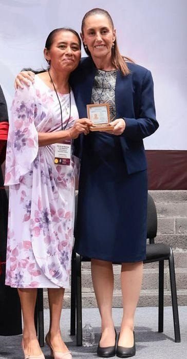 Otorgan medalla a docente de educación indígena Otorgan medalla a docente de educación indígena